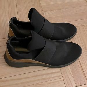 Black and gold lifestyle sneaker